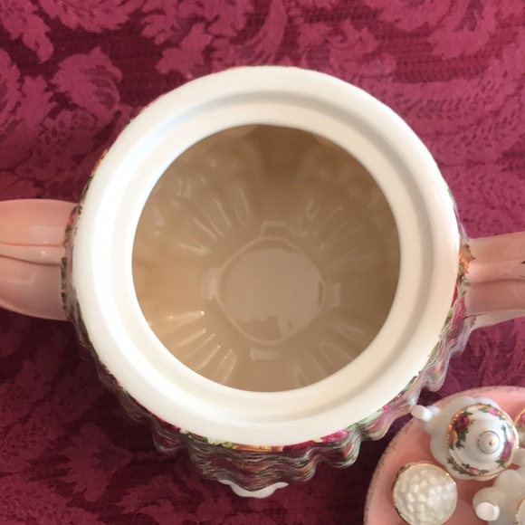 💥HOST PICK💥RARE 24kt Gold Trim Royal Albert Old Country Roses Decorative Teapot - Picture 7 of 10